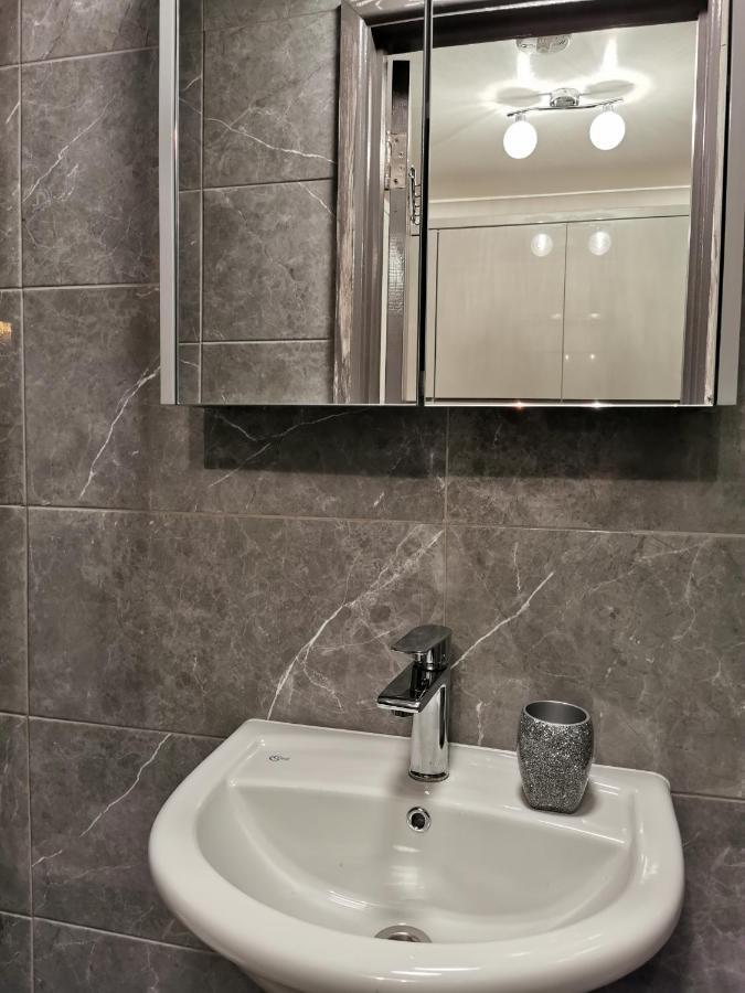 Palaz 2 - 2 Bedroom Flat Эдмонтон Экстерьер фото