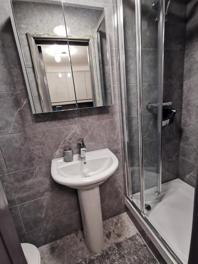 Palaz 2 - 2 Bedroom Flat Эдмонтон Экстерьер фото
