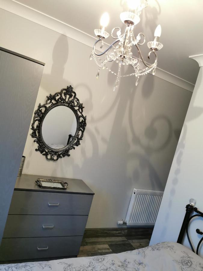 Palaz 2 - 2 Bedroom Flat Эдмонтон Экстерьер фото